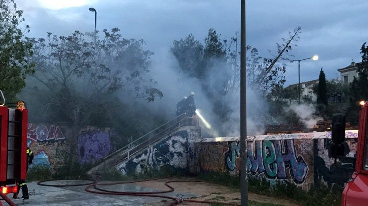 Πυρκαγιά σε εγκαταλελειμμένο βαγόνι στο Θησείο (εικόνες, βίντεο)